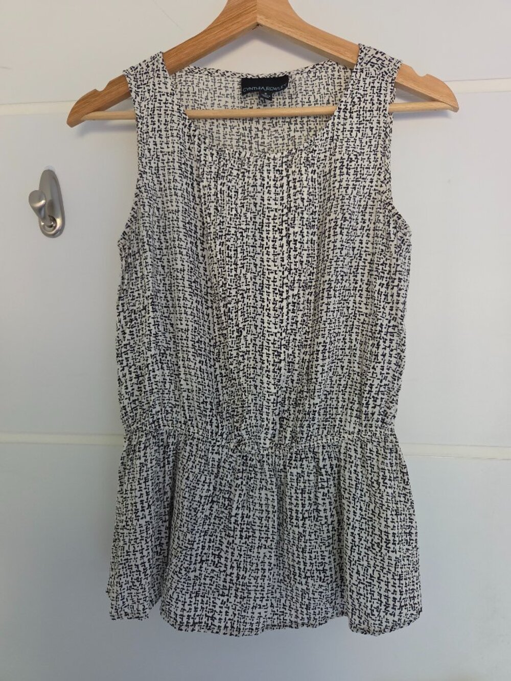 3/$15 ✨Cynthia Rowley Black Ivory Print Sleeveless Peplum Top S Rayon